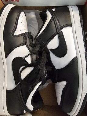 Nike Dunks Low “Panda” Little Kids Sneakers. PS 1.5Y (CW1588-100)